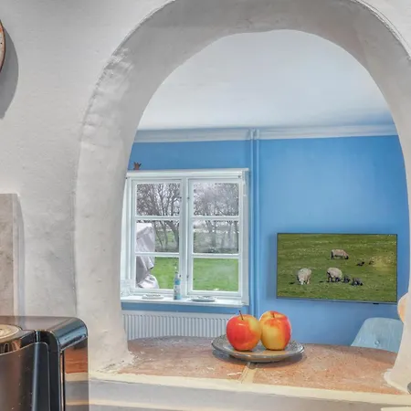 Dom wakacyjny 2 Bedroom Lovely In *