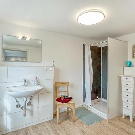 2 Bedroom Lovely In * Galmsbull