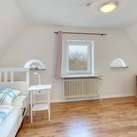 2 Bedroom Lovely In * Galmsbull